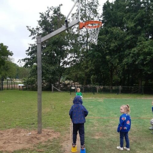 Basketbalpaal Rothe+ 53 Onze verstelbare basketbalpaal van RVS met gelamineerd kunststof basketbalbord 105 x 90 cm met rode wedstrijdring. Ook met geluidsarm antivandaal basketbalbord leverbaar.